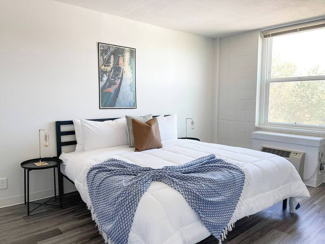 Skrivebord, strykejern/-brett, wi-fi (inkludert) og sengetøy