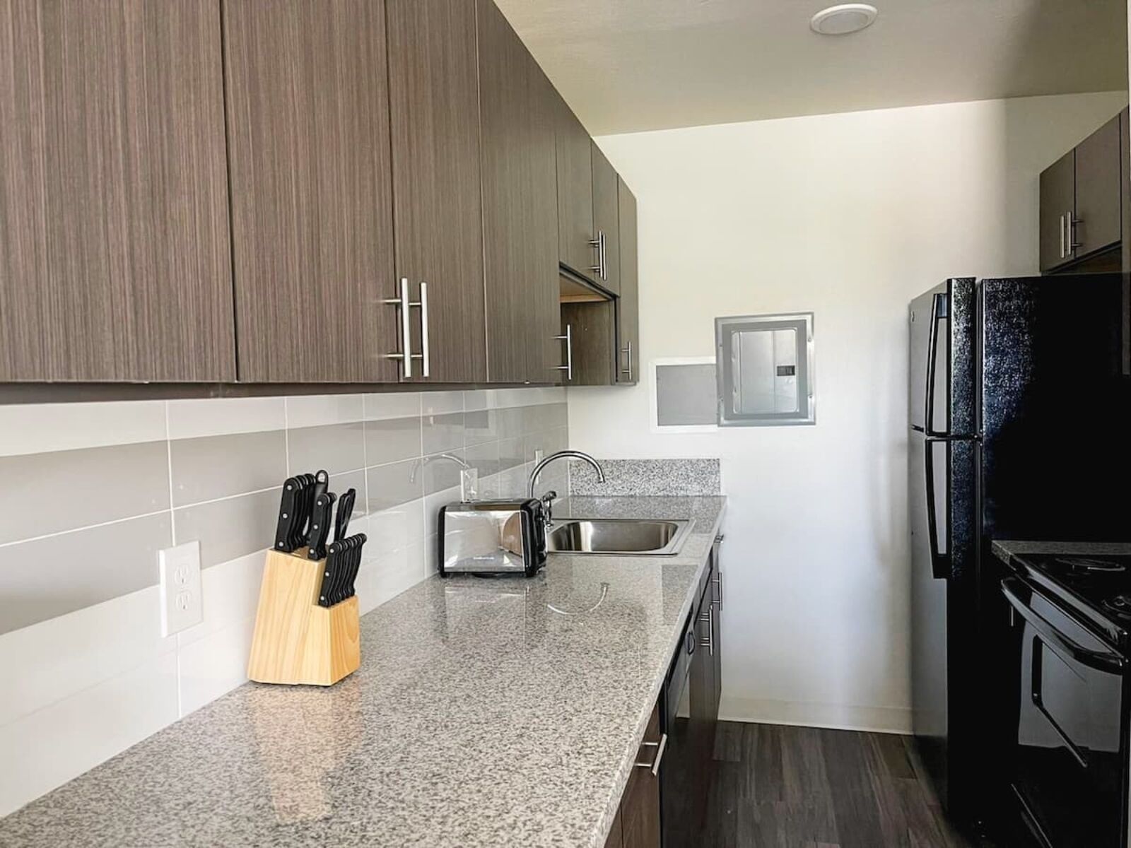 雪櫃、微波爐、焗爐、爐具