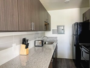 Refrigerador, microondas, horno, placa de cocina