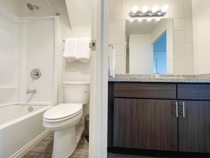 Een haardroger, handdoeken, zeep, shampoo