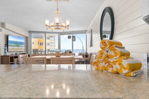 Daire, Birden Çok Yatak, Balkon, Okyanus Manzaralı (Golden Arms 602) | Yemek sevisi