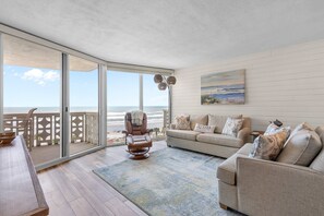 Condo, varias camas, balcón, vista al océano (Golden Arms 602) | Área de sala de estar