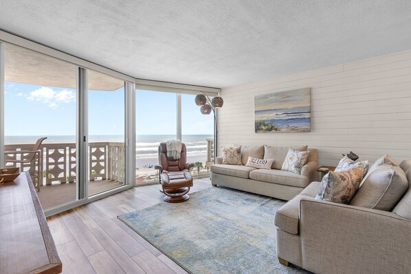 Daire, Birden Çok Yatak, Balkon, Okyanus Manzaralı (Golden Arms 602) | Oturma alanı