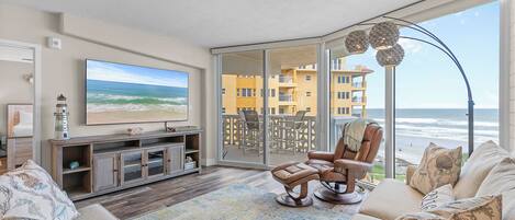 コンドミニアム ベッド (複数台) バルコニー オーシャンビュー (Golden Arms 602) | リビング エリア