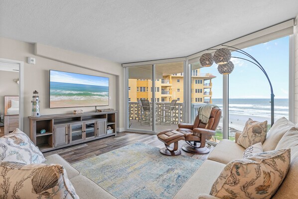 Condo, varias camas, balcón, vista al océano (Golden Arms 602) | Área de sala de estar