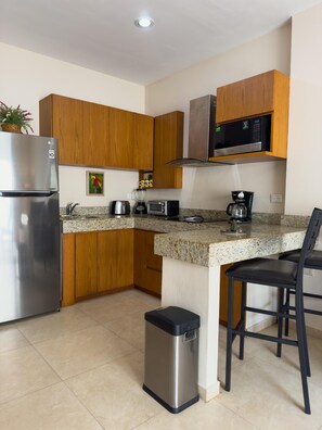 Kjøleskap, mikrobølgeovn, kokeplater og kaffetrakter/tekoker