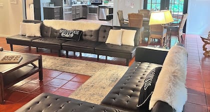 Refuge Home, Jacuzzi & Heated Pool 35 min Orlando.