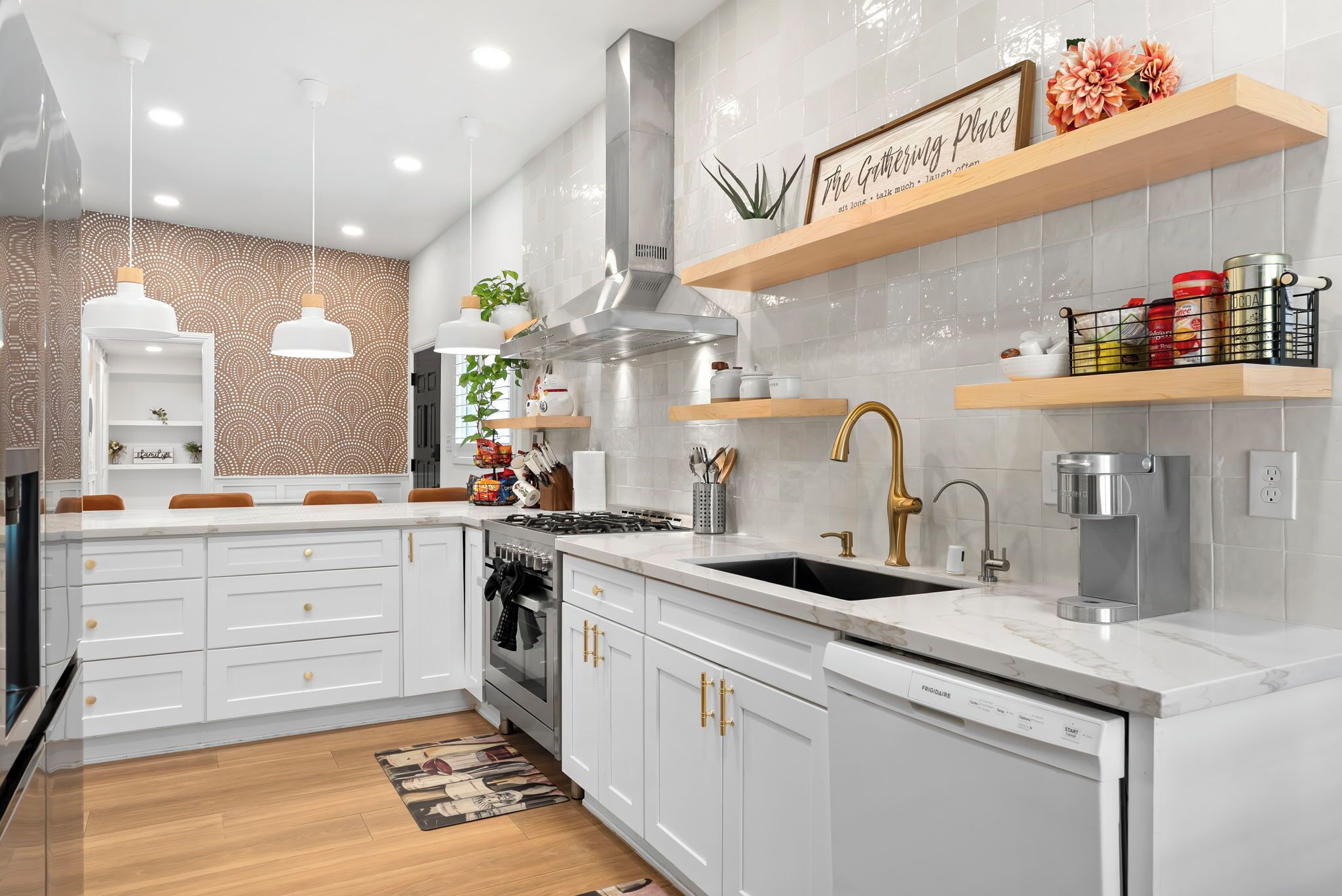 Een koelkast, een magnetron, een oven, een kookplaat