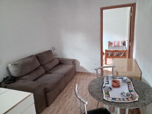 TV - Independent, spacious and cozy house in Poços de Caldas. Pets allowed. (Poços de Caldas)