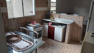 Microondas, horno y placa de cocina