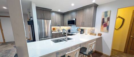 Réfrigérateur, micro-ondes, four, plaque de cuisson