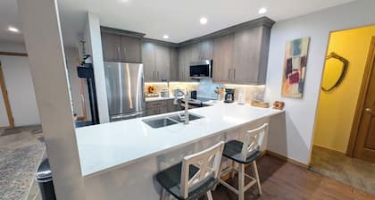 Spacious Condo w/ FREE WiFi, Parking, Heated Pool, Hot Tubs, Skier Shuttles