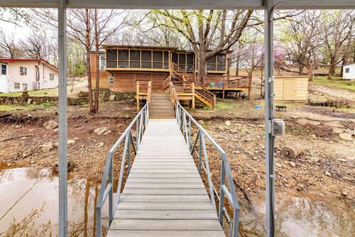 Peaceful LakeFront home with dock and screened in Porch