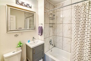シャワー、ヘアドライヤー、タオル、トイレットペーパー