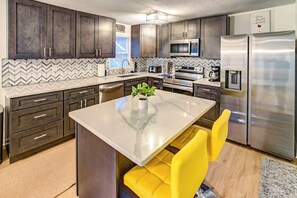 Microwave, oven, stovetop, dishwasher - Peaceful LakeFront home with dock and screened in Porch (Gravois Mills)