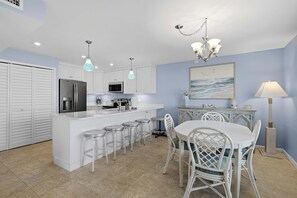 Appart'hôtel, plusieurs lits, patio, vue océan (Errol By The Sea 126) | Cuisine privée