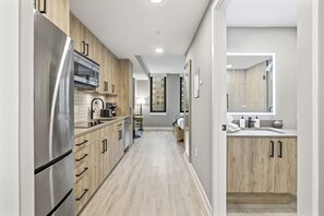 ثلاجة، ميكروويف، فرن، موقد طهي مسطح