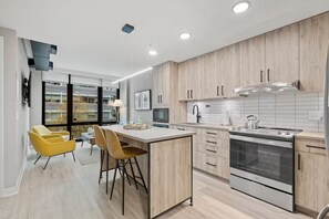 Frigorifero, microonde, forno, piano cottura