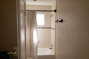 Pyyhkeet, saippua, sampoo, vessapaperi