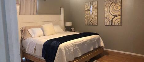 デスク、WiFi、ベッドシーツ