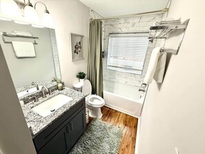 Dusch, hårtork, handdukar och tvål