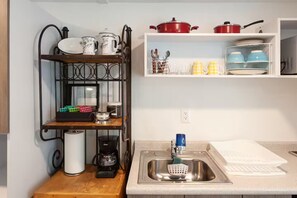 Geladeira, micro-ondas, cafeteira/chaleira