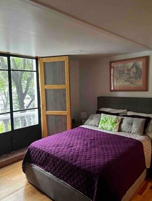 1 habitación, tabla de planchar con plancha, wifi gratis y ropa de cama 