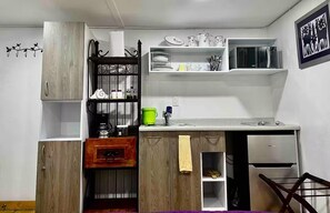 Refrigerador, microondas, cafetera y tetera y utensilios de cocina 