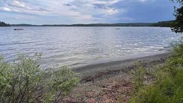 Ligstoelen aan het strand, strandlakens