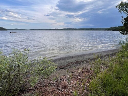 Bright, Spacious Family Getaway with Lake Access