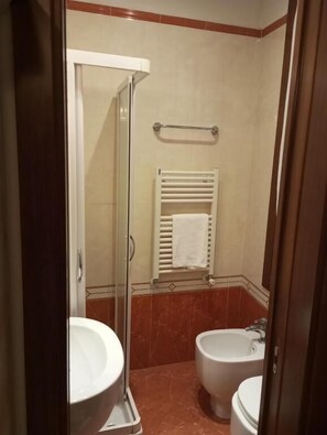 Double Room | Bathroom | Slippers - HOTEL HENRY (Venezia)