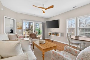 TV - 2BR Condo with Golf Views Near Sunset Beach (Sunset Beach)