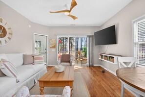 TV - 2BR Condo with Golf Views Near Sunset Beach (Sunset Beach)