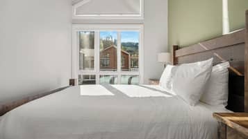 4 bedrooms, desk, WiFi, bed sheets