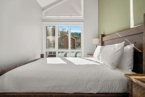 4 bedrooms, desk, WiFi, bed sheets