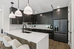 Kjøleskap, mikrobølgeovn, ovn og kokeplater