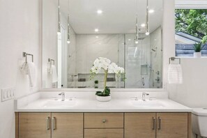 Shower, hair dryer, towels - Upscale Austin Getaway w/ Designer Interiors (Austin)