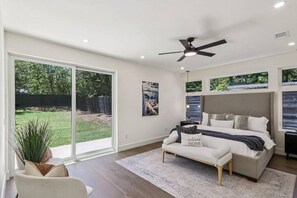 Bureau, fer et planche à repasser, lit parapluie, Wi-Fi