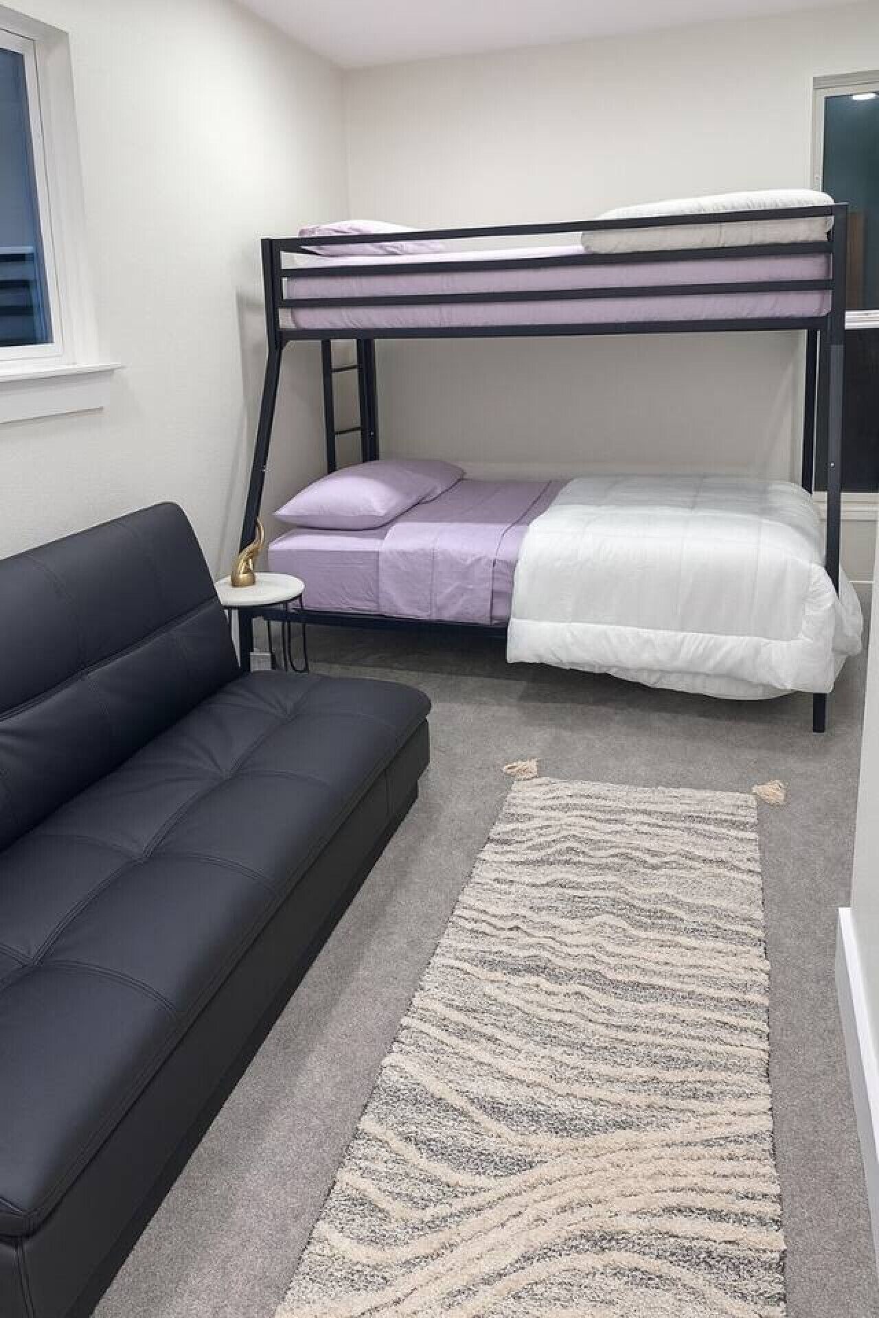 3 間睡房、書桌、熨斗/熨衫板、可攜式嬰兒床