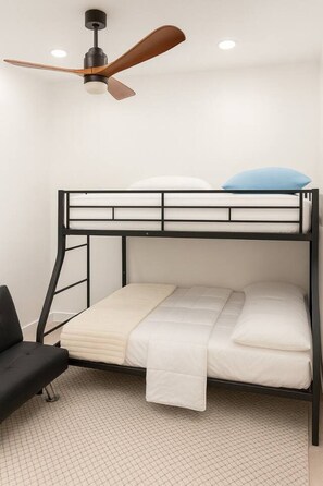 3 habitaciones, escritorio y tabla de planchar con plancha 