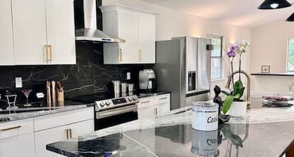 Modern 4BR Retreat w/ Hot Tub & Huge Backyard