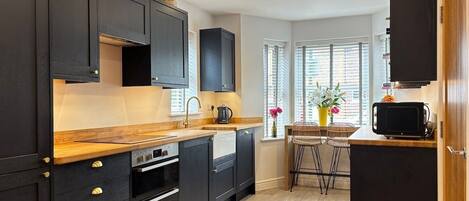 Een koelkast, een microgolfoven, een oven, een kookplaat