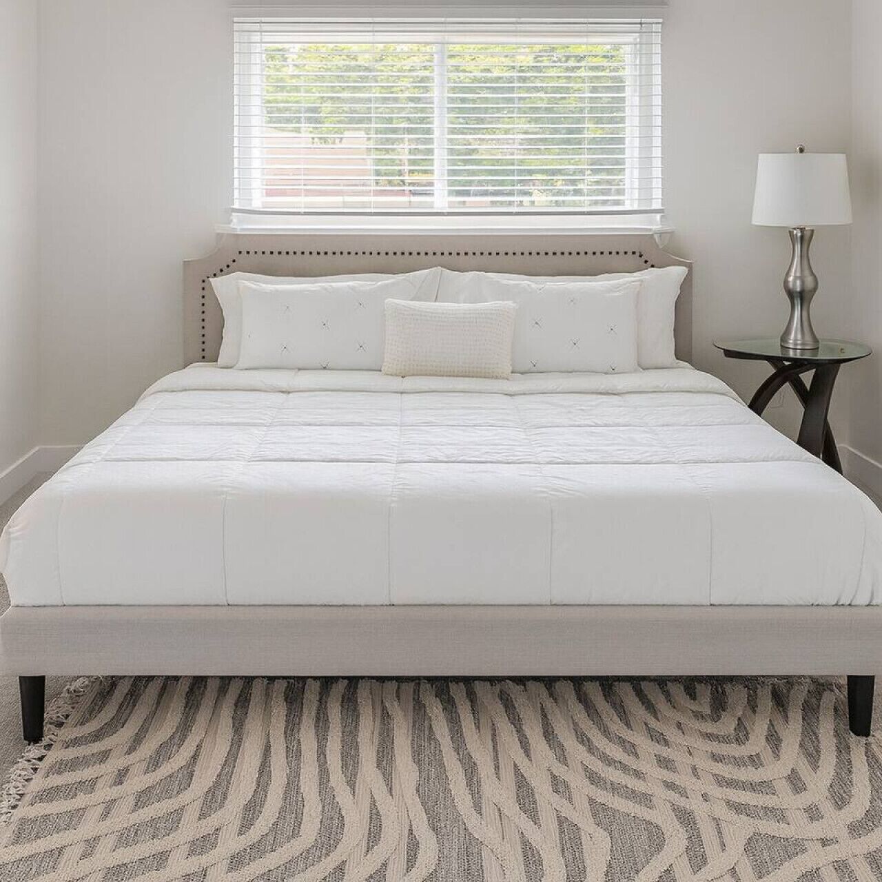 7 chambres, bureau, fer et planche à repasser, lit parapluie