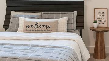 7 habitaciones, escritorio y tabla de planchar con plancha