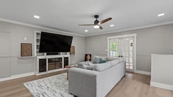 Televisión y chimenea