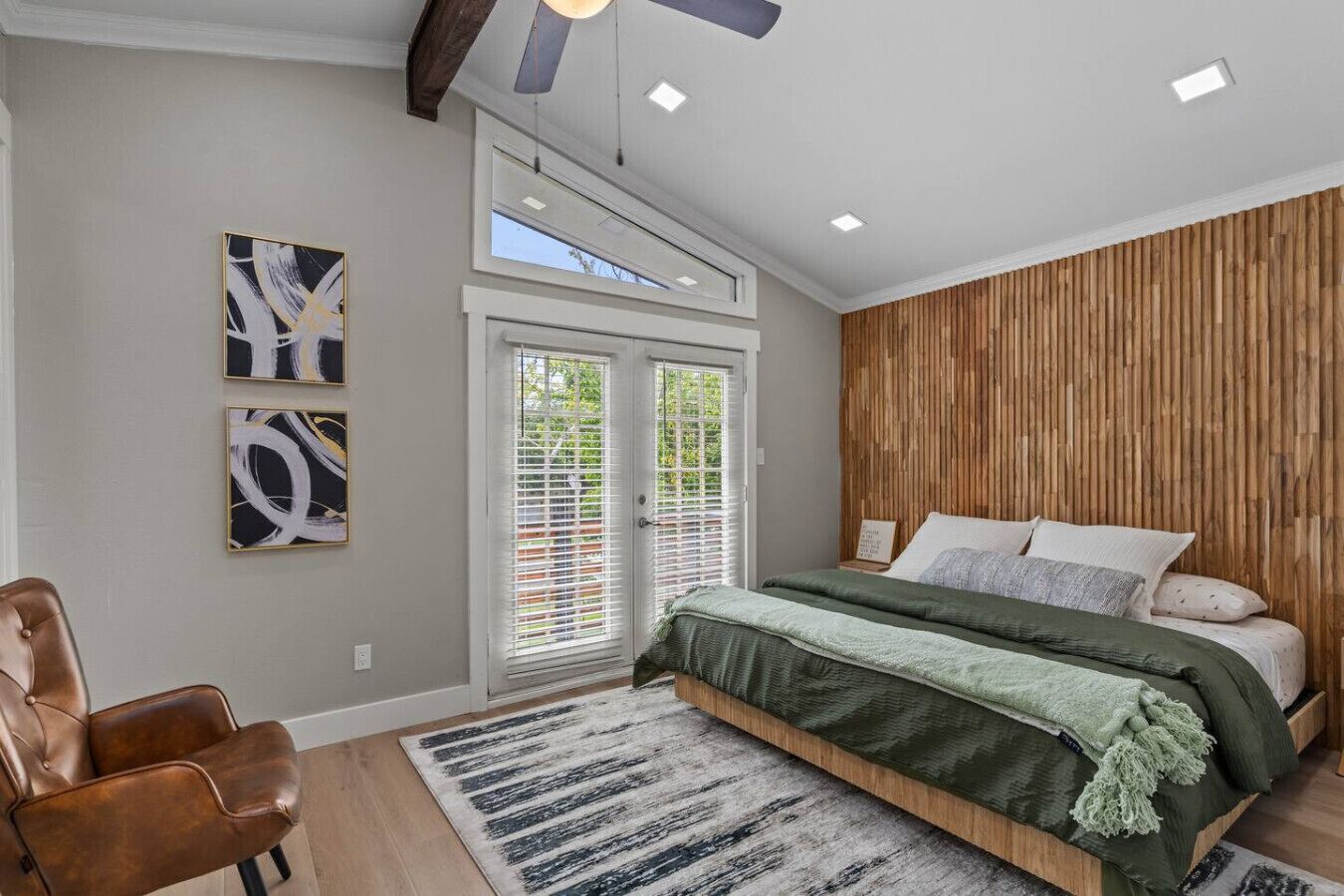 4 chambres, bureau, fer et planche à repasser, lit parapluie