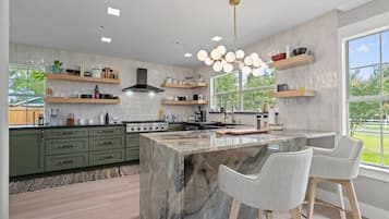 Refrigerador, microondas, placa de cocina, lavavajillas