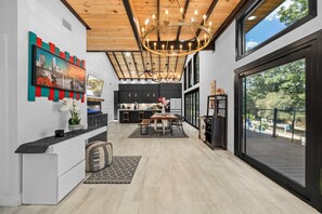 المنشأة من الداخل