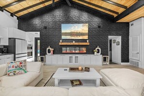 تلفزيون ذكي، مدفأة، ستيريو