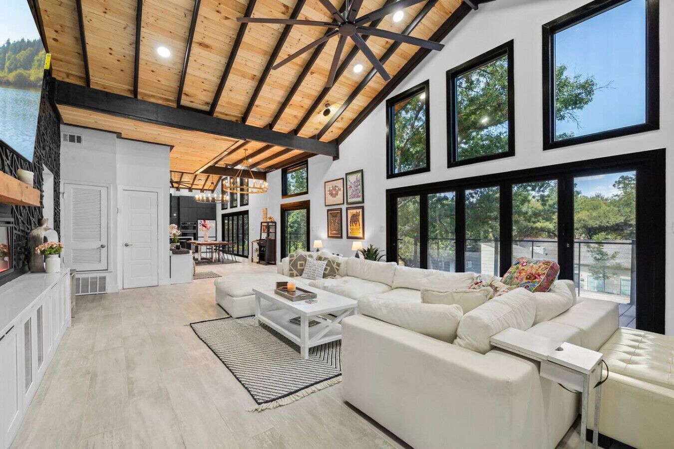 Smart TV, fireplace, stereo